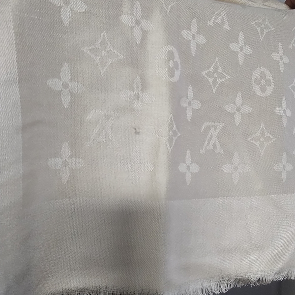 Louis Vuitton Shine Monogram Shall - Picture 10 of 12